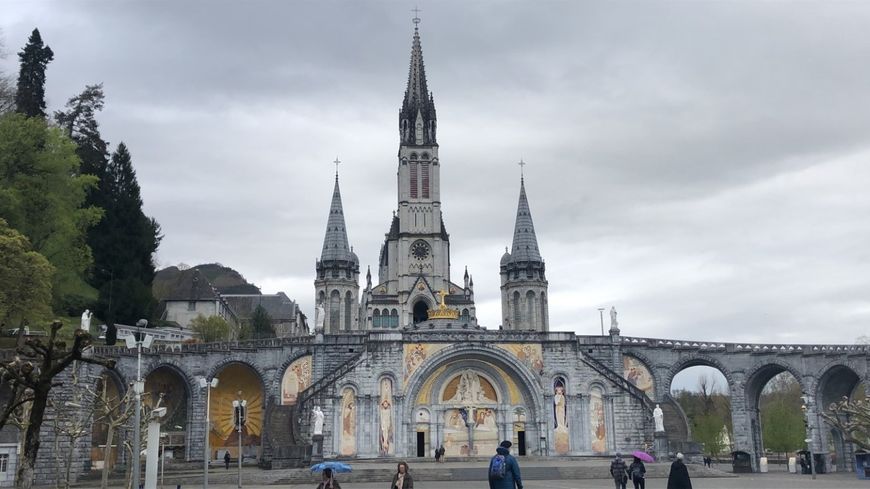Walking tour of Lourdes and its sanctuaries - Sightseeing Tour ...
